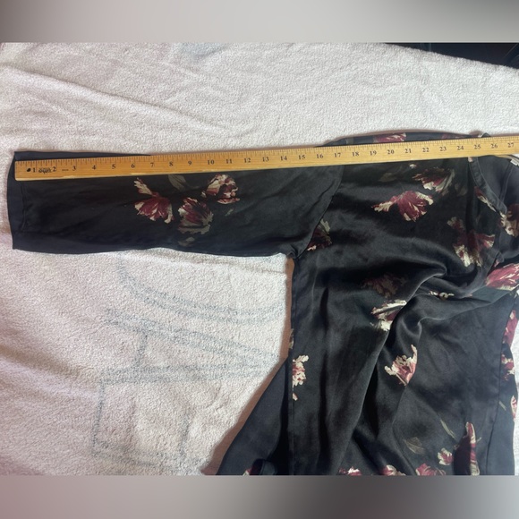 VINCE Black silk blouse with tulip print,size xs - Picture 10 of 16